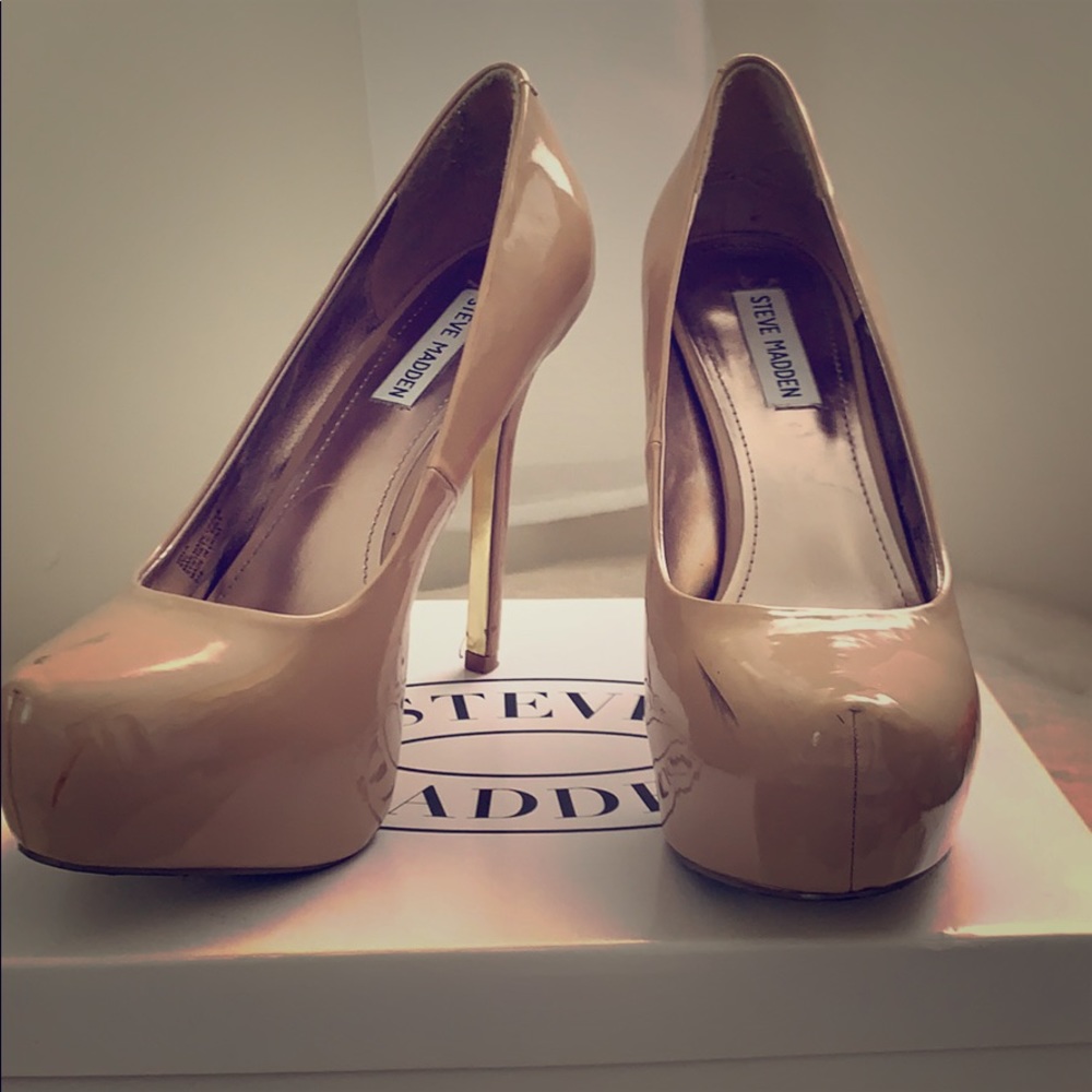 Beige patent leather Steve Madden Nala pumps